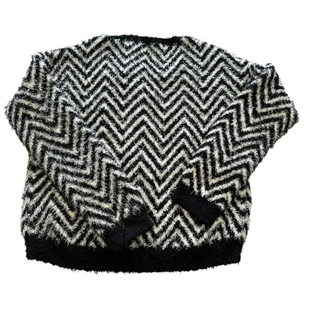Womens Sweater Size Large Black White Fuzzy Zig Zag Casual Winter Wear